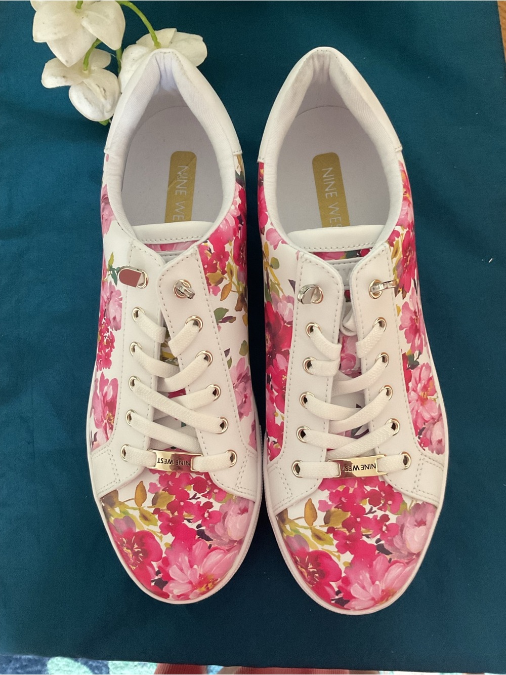Nine West White Gatspy Sneakers with Pink Floral Print 10M, Slipons